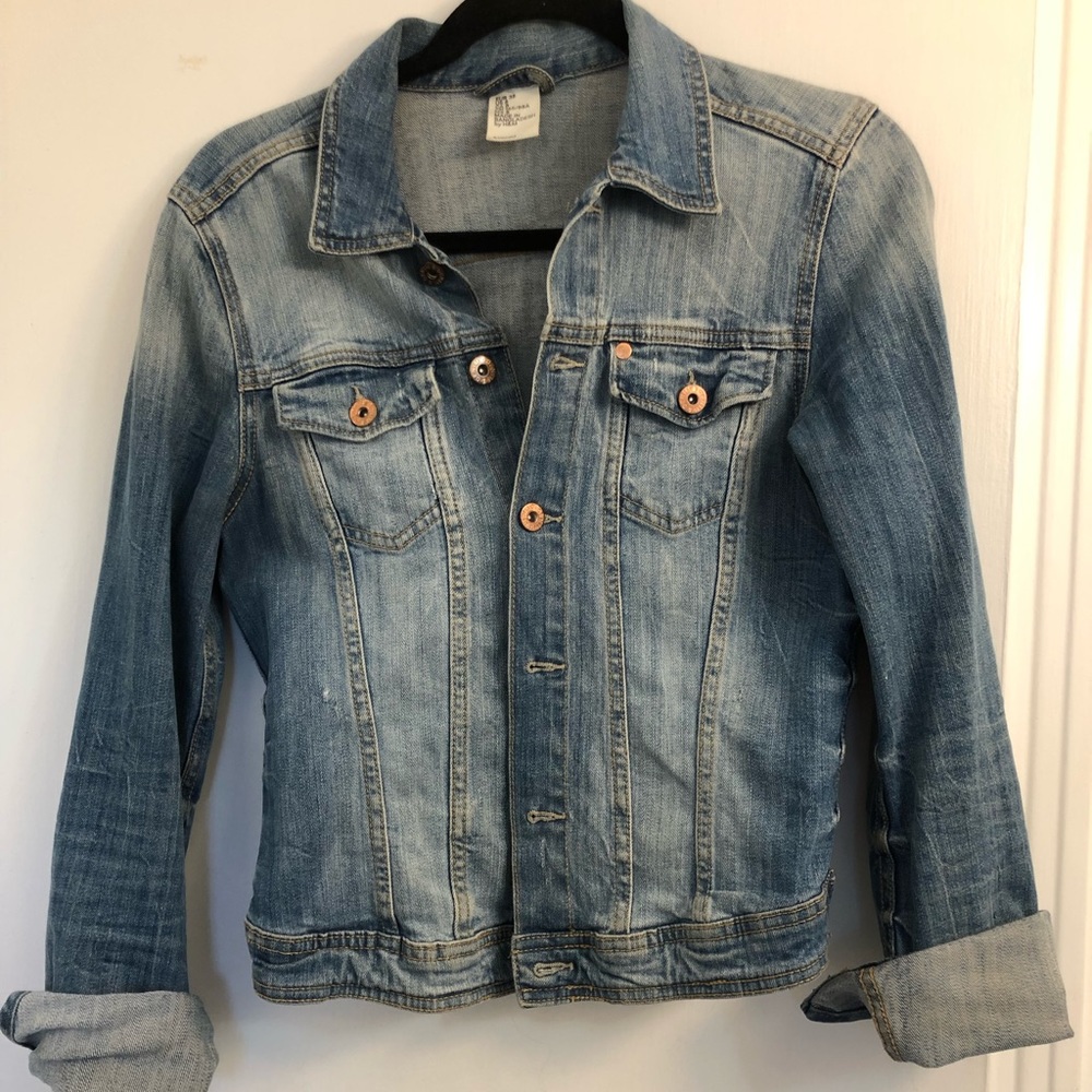H&M size 8 jean jacket with a fitted, lightly distressed look. Perfect condition